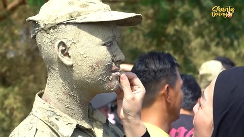 Shanty Menangis Sesenggukan saat Membaca Surat dari Sang Anak yang Bersekolah Semi Militer