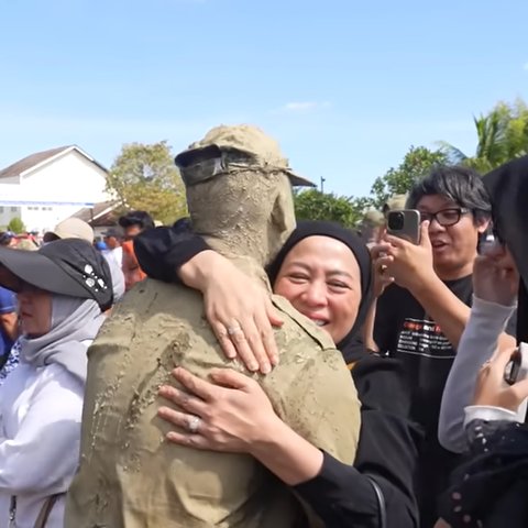 Shanty Menangis Sesenggukan saat Membaca Surat dari Sang Anak yang Bersekolah Semi Militer