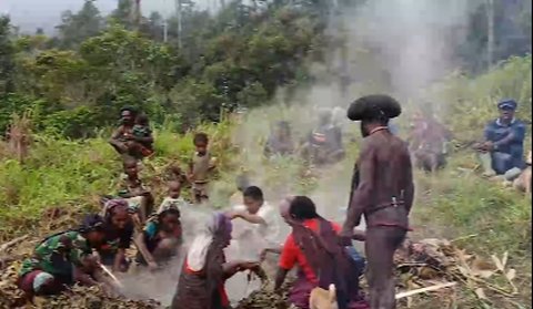 Suasana Upacara Adat Bakar Batu di Balik Pembebasan Kapten Philip dari KKB Papua