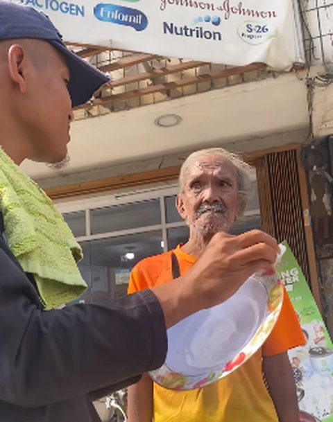 Bapak Tua Bawa Piring Kotor Tak Ada Uang Hampiri Tukang Bakso, Tindakan Pedagang jadi Perbincangan