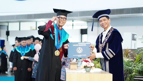 Kisah di Balik Wisudawan Tertua ITS Lulus Cumlaude, Sibuk Kuliah Sambil Kerja dan Tetap Punya Waktu Berkualitas dengan Keluarga