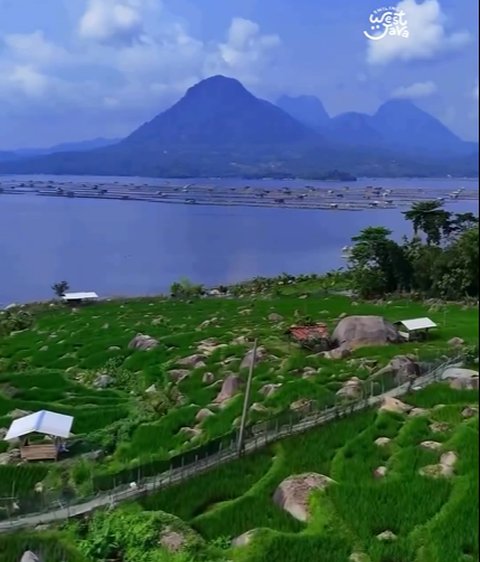 Menyusuri Keindahan Taman Batu di Samping Waduk Jatiluhur, Pemandangan Gunung dan Danaunya Bak Lukisan