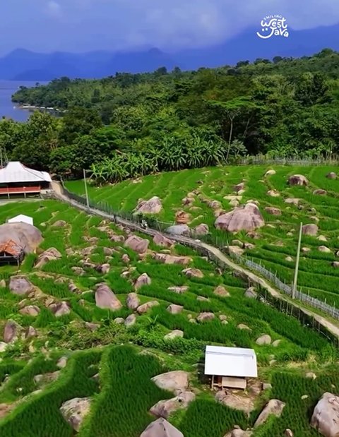 Menyusuri Keindahan Taman Batu di Samping Waduk Jatiluhur, Pemandangan Gunung dan Danaunya Bak Lukisan