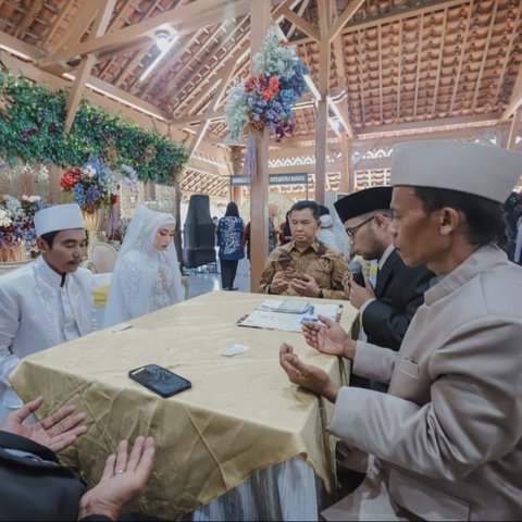 Cerita Pemuda Bandung Rela Datang Dini Hari untuk Ikuti Nikah Massal, Bahagia Mimpinya Terwujud di Tahun Ini