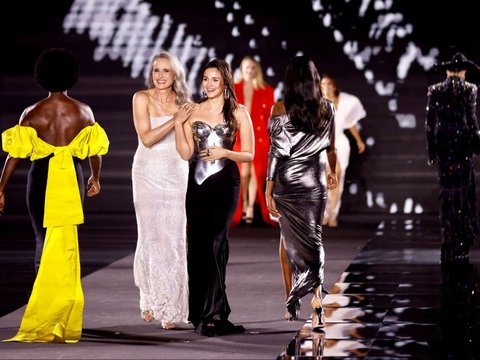 FOTO: Sederet Kecantikan Super Model hingga Duta Ambassador L'Oreal yang Bikin Salfok di Paris Fashion Week