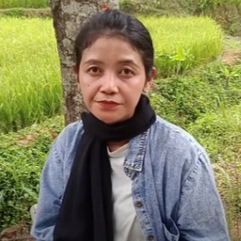 Hidup Bareng Suami dan Anak-anak, Wanita Cantik Mantan Sutradara Film Tinggal di Gubuk Tengah Hutan