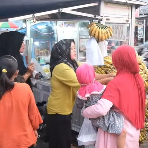 Kuli Bosan Hidup Susah, Banting Setir Jualan Pisang Keju Ramainya Minta Ampun Sampai Difitnah Pakai Dukun