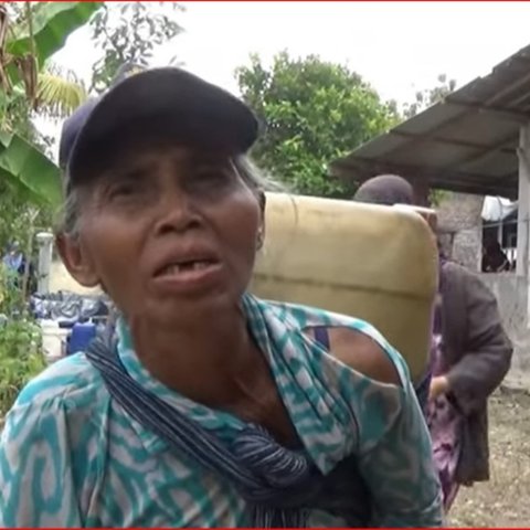 Potret Miris Kekeringan di Jawa Tengah, Nenek Asal Pati Harus Jalan Kaki 2 Kilometer Pikul Puluhan Liter Air