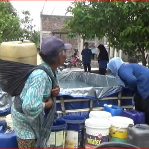 Potret Miris Kekeringan di Jawa Tengah, Nenek Asal Pati Harus Jalan Kaki 2 Kilometer Pikul Puluhan Liter Air