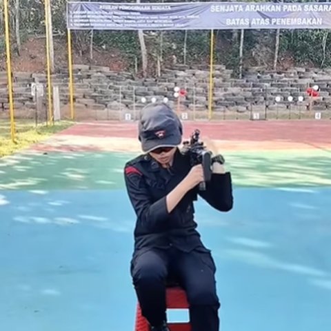 Aksi Sniper Polwan Brimob Tembak Target Tanpa Melihat Langsung Cuma Pakai Cermin, Sosoknya Jadi Sorotan