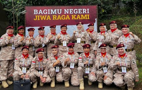 Potret Titiek Soeharto Kenakan Seragam 'Ala Militer' Gerindra, Foto Berdua dengan Prabowo Jadi Sorotan