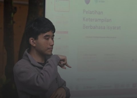 Kisah Haru Callan Triyunanto, Mahasiswa Difabel Pertama yang Magang di Media Nasional Ternama dan Dirikan Kelas Bahasa Isyarat Gratis