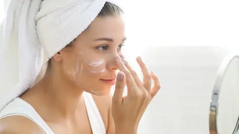 Jangan Sampai Bingung! Ini Urutan Skincare Malam Hari yang Bikin Wajah Cerah, Cantik dan Flawless