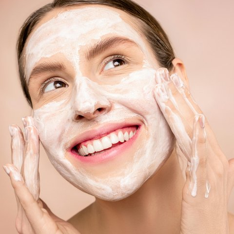 Jangan Sampai Bingung! Ini Urutan Skincare Malam Hari yang Bikin Wajah Cerah, Cantik dan Flawless