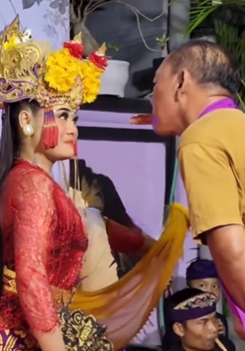 Penari Cantik Tolak Halus Disawer Lewat Mulut oleh Bapak-Bapak, Netizen Geram Kelakuan Penyawer