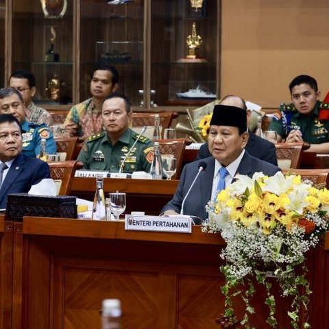 Aksi 'Romantis' Anggota DPR Cantik Bikin Prabowo Senyum Sumringah di DPR saat Diberikan Bunga