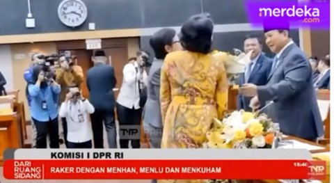 Aksi 'Romantis' Anggota DPR Cantik Bikin Prabowo Senyum Sumringah di DPR saat Diberikan Bunga