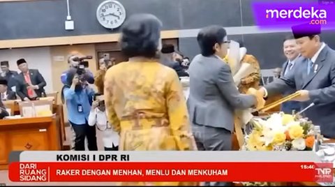 Aksi 'Romantis' Anggota DPR Cantik Bikin Prabowo Senyum Sumringah di DPR saat Diberikan Bunga