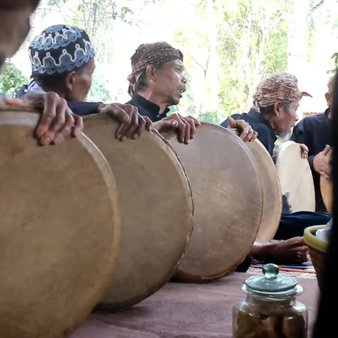 Uniknya Seni Bangpret yang Menolak Punah, Dipakai untuk Sucikan Anak dan Rumah di Rancakalong Sumedang