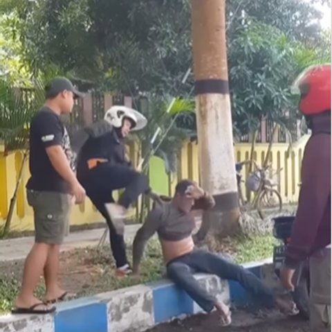 Ini Identitas Pengendara PCX 'Arogan' Tendang Kepala Orang Hingga Pingsan di Pinggir Jalan