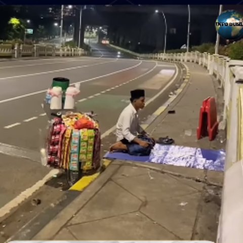 Momen Penjual Kopi Keliling Salat Beralas Terpal di Trotoar, Aksinya Ramai jadi Perbincangan