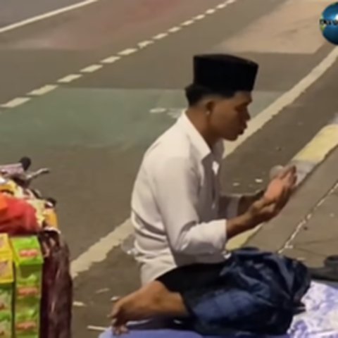 Momen Penjual Kopi Keliling Salat Beralas Terpal di Trotoar, Aksinya Ramai jadi Perbincangan