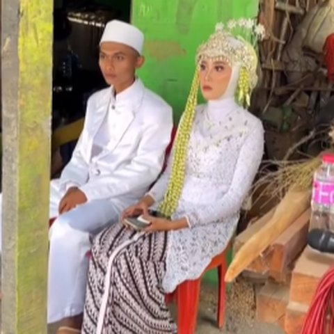 Tak Ada Pelaminan Mewah Cuma Bermodal Bangku Plastik, Resepsi Sederhana Pengantin Baru di Jatim ini Jadi Sorotan