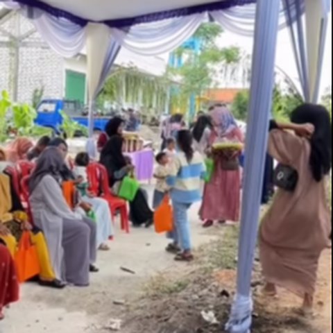 Tak Ada Pelaminan Mewah Cuma Bermodal Bangku Plastik, Resepsi Sederhana Pengantin Baru di Jatim ini Jadi Sorotan