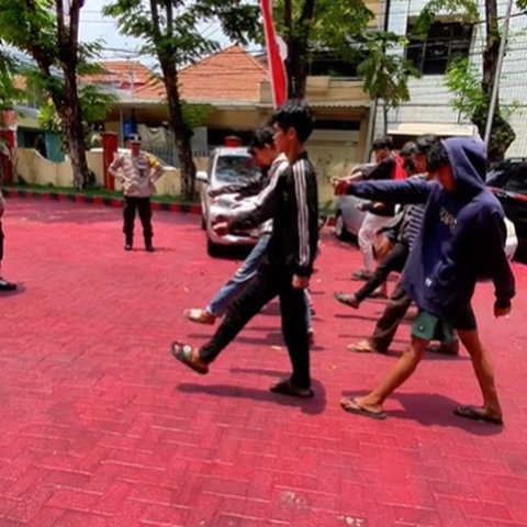 Pelaku Tawuran Diberi 'Pelajaran' Polisi Ala Paskibraka, Endingnya Penuh Tangis Haru