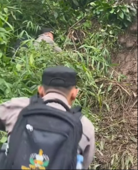 Momen Kocak Anggota Polisi 'Nyungsep' saat Susuri Hutan di Jalan Sempit dan Licin, Aksi Cuek Teman-temannya jadi Sorotan