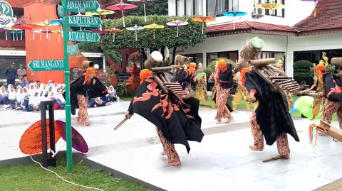 Uniknya Alat Musik Sunda Langgir Badong, Terinspirasi dari Seekor Kalajengking