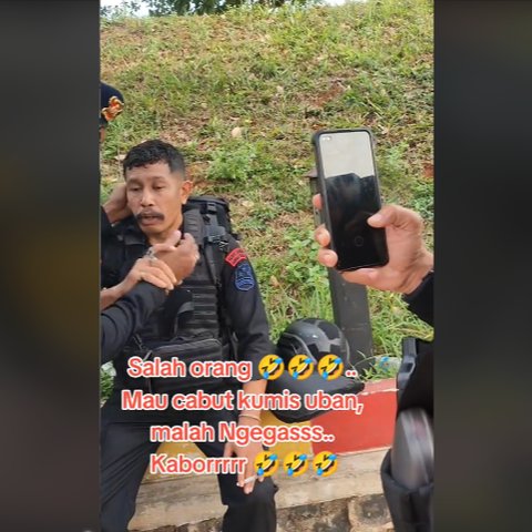 Momen Kocak Anggota Brimob Ngamuk saat Kumisnya Mau Dicabut Oleh Temannya