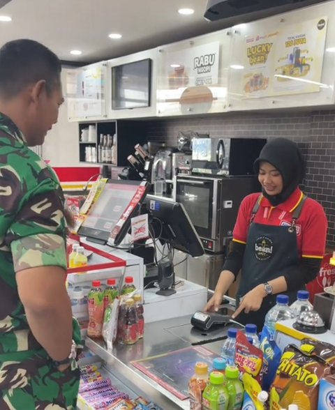 Momen Anggota TNI Kunjungi Minimarket Tempat Putrinya Bekerja Ini Viral, Kebersamaannya Curi Perhatian