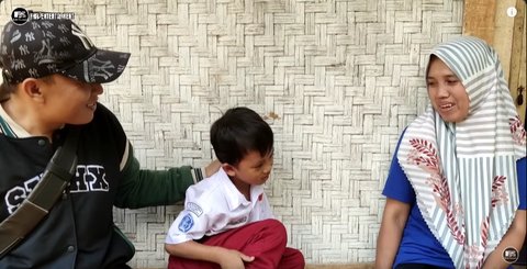 Mengejar Cita-cita, Siswa Kelas 1 SDN Jalan Kaki Selama 1 Jam ke Sekolah