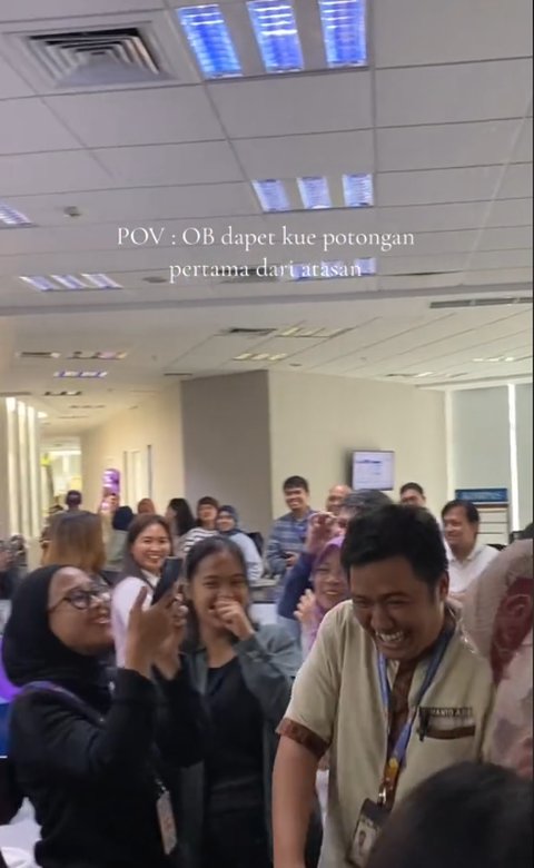 Rayakan Ulang Tahun di Kantor, Momen Atasan Berikan Potongan Kue Pertama Kepada OB Ini Viral, Sosoknya Curi Perhatian