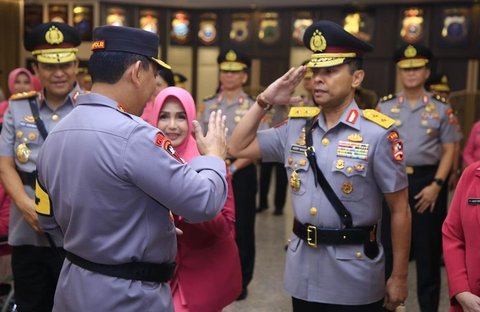 Jenderal Polri Lulusan Terbaik 90 kini Punya Jabatan Baru, Intip Potret Disalami Kapolri