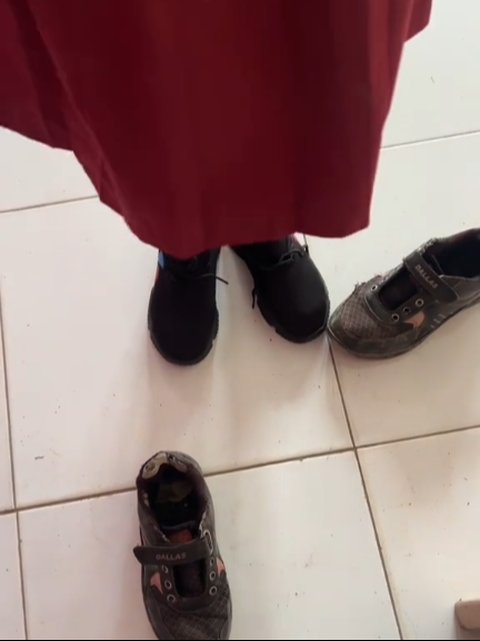 Viral Aksi Guru Beri Hadiah Sepatu Baru untuk Muridnya, Ini Sosoknya