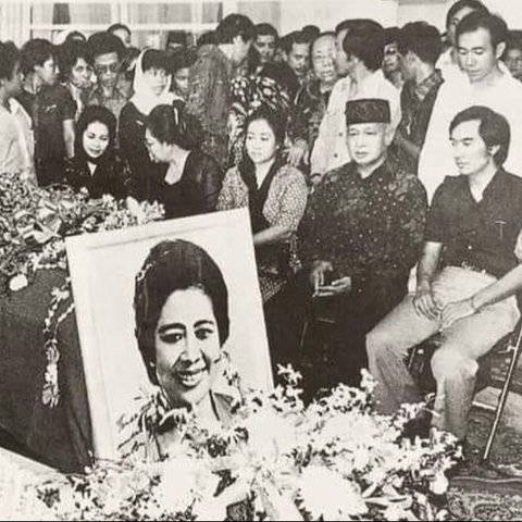 Foto Langka Megawati Duduk Sebelahan Sama Presiden Soeharto saat Ibu Fatmawati Meninggal Dunia