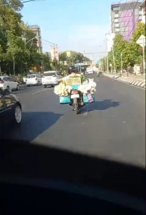 Keren Banget, Aksi Motor Pedagang Sayur Bantu Mobil Ambulans Buka Jalan Ini Banjir Pujian