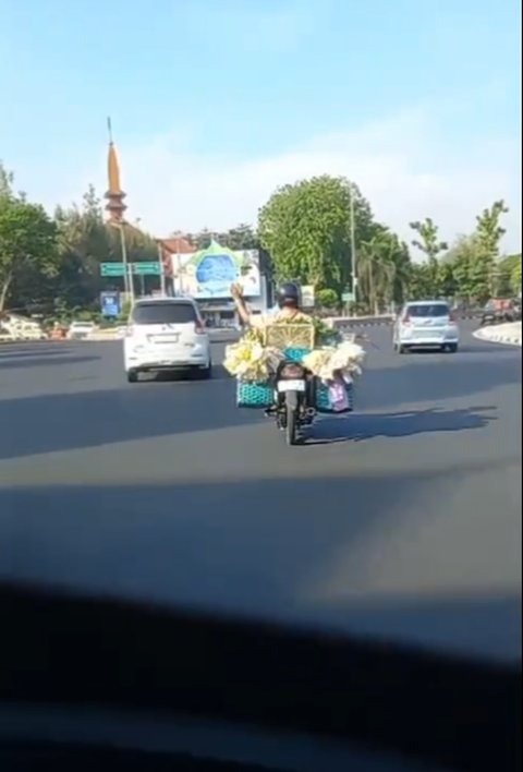 Keren Banget, Aksi Motor Pedagang Sayur Bantu Mobil Ambulans Buka Jalan Ini Banjir Pujian