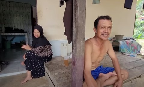 Pria Lanjut Usia Hidup Damai di Tengah Sawah Bareng Istri Muda, Rumahnya Luas dan Bersih