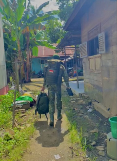 3 Tahun Tak Pulang, Momen Anggota TNI Beri Kejutan untuk Ibunya Ini Bikin Haru