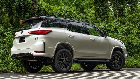 Toyota Fortuner Facelift Akan Diluncurkan Jumat Besok, Mengusung Desain Serupa Legender