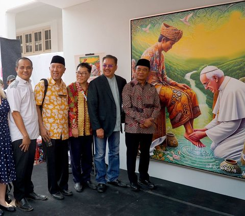 FOTO: Penampakan Lukisan Paus Fransiskus Cuci Kaki Rakyat Indonesia di Festival Toleransi