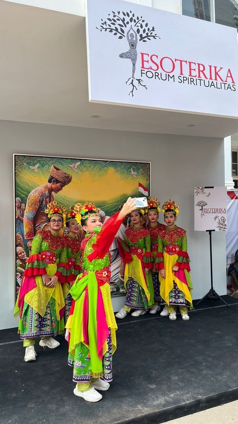 Pengunjung berswafoto di depan lukisan karya Denny JA yang berjudul 'Paus Mencuci Kaki Rakyat Indonesia' dalam Festival Toleransi di Galeri Nasional, Jakarta, Senin (2/9/2024).