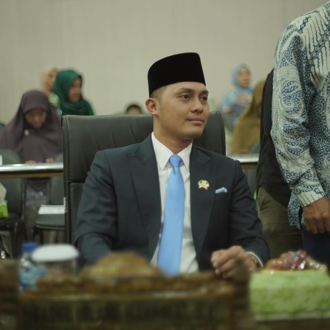 Tampil Berkebaya, ini Potret Muzdalifah Dampingi Sang Suami yang Resmi Dilantik jadi Anggota DPRD Provinsi Banten