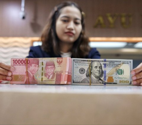 Teller menunjukan mata uang Rupiah dan Dolar AS di Penukaran Uang Masayu Agung, di Jakarta, Selasa (3/9/2024). Nilai tukar rupiah ditutup di level Rp15.526 per Dolar AS pada Selasa (3/9/2024). Foto: Liputan6.com / Angga Yuniar