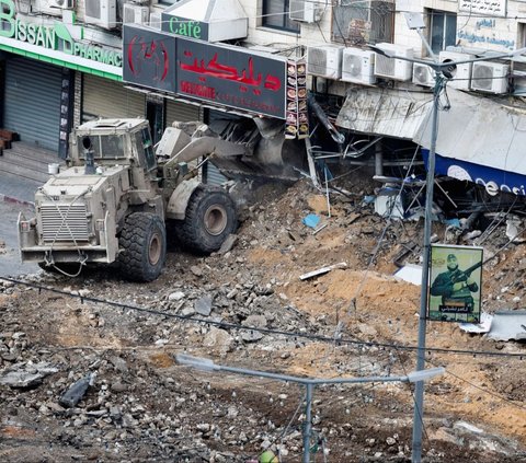 Perusakan jalan dan infratruktur di kota itu sudah berlangsung sejak 10 bulan terakhir ketika perang di Gaza pecah. <br><br>Berdasarkan sumber dari Pemerintah Kota Jenin mengatakan bahwa tentara Israel sudah menghancurkan sekitar 70 persen jalan. Foto: REUTERS / Raneen Sawafta