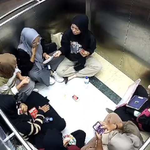 Rombongan Mahasiswa Terjebak di Dalam Lift Ramai jadi Omongan, Bukannya Panik Malah Lakukan Ini