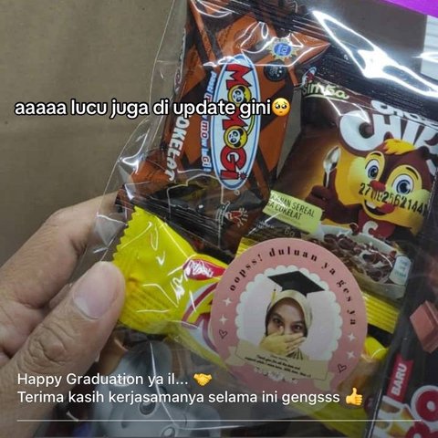 Wanita Ini Abadikan Momen Pamit dari Kantor dengan Cara Unik, Buat Bingkisan Rapi Lengkap dengan Stiker Wajahnya